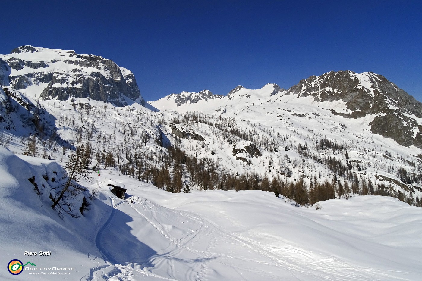 35 Baita di Malga Conchetta (1792 m) con vista in Pizzo di petto .JPG -                                